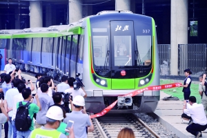 北京“最能装”地铁亮相16号线 北段预计年底开通